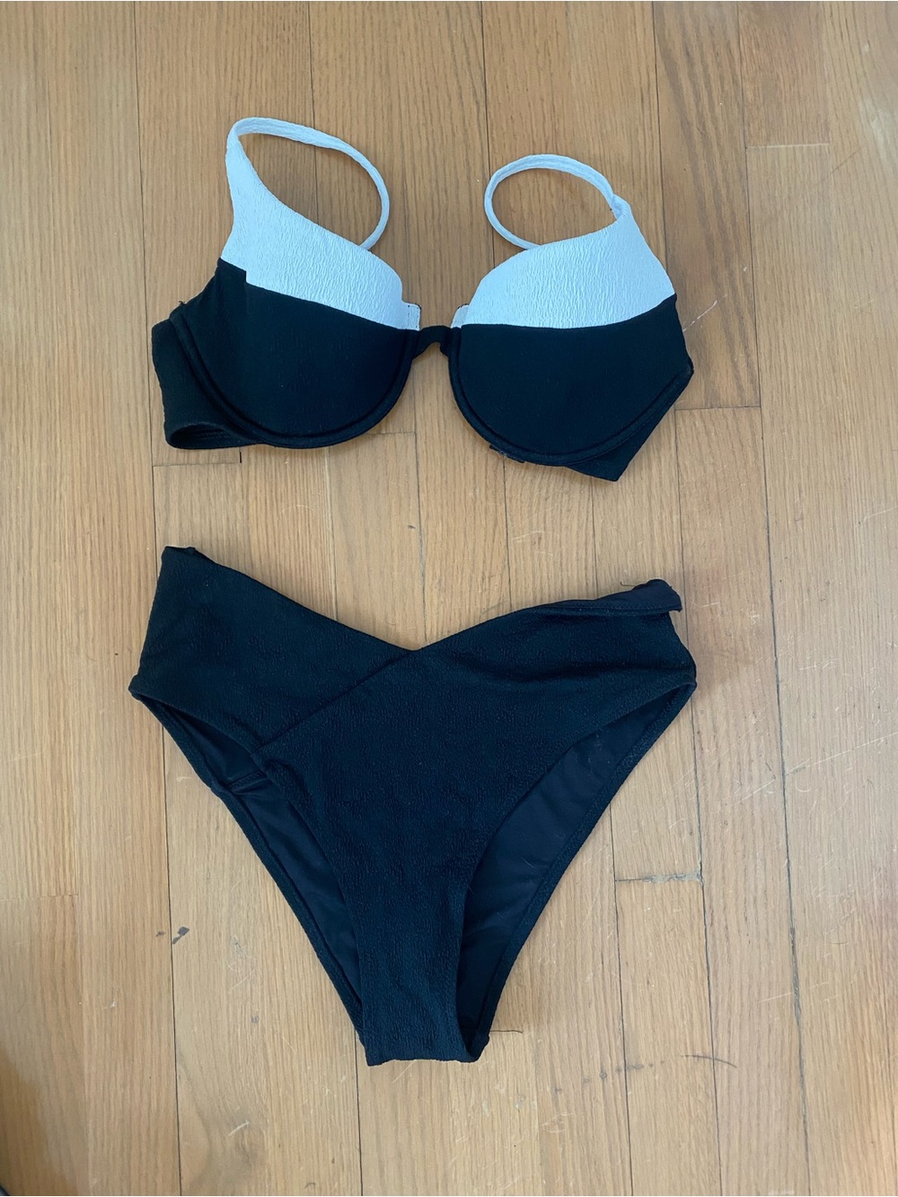 H&M Black & White Textured Underwire Bikini Set | NWT | 38C / Bottom M